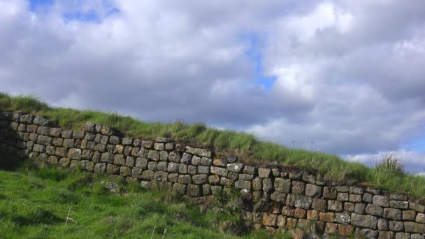 Lapso Tiempo Nubes Moviéndose Detrás Del Muro Hadrians Inglaterra — Vídeo de stock