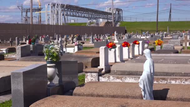 路易斯安那州的一个墓地或坟场就在一个巨大的石化厂的旁边 — 图库视频影像
