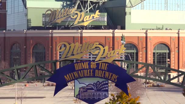 Etablera Bild Miller Park Hem Till Milwaukee Brewers — Stockvideo