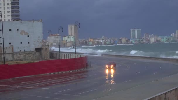 Pobřežní Promenáda Maleconu Havaně Kubě Dostává Výprask Během Obrovské Zimní — Stock video
