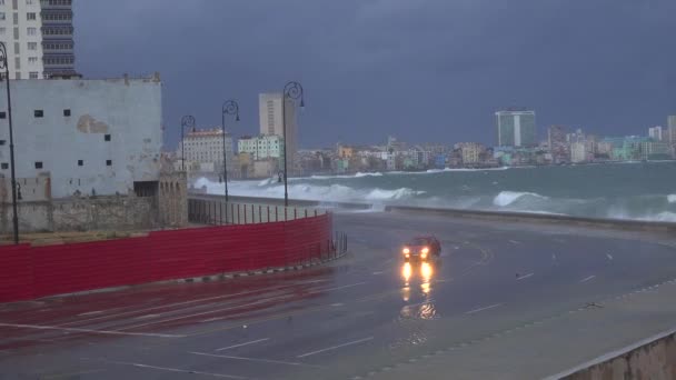 Die Uferpromenade Des Malecon Havanna Kuba Wird Von Einem Gewaltigen — Stockvideo