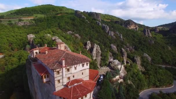 ギリシャのメテオラの岩の形成と修道院の上の美しい空中 — ストック動画