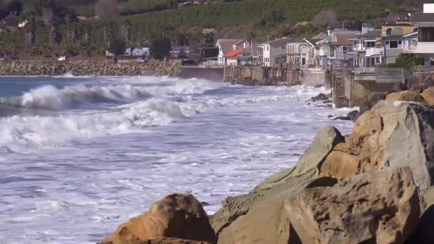 Een Amtrak Passagierstrein Passeert Als Enorme Golven Surft Neerstorten Zuid — Stockvideo