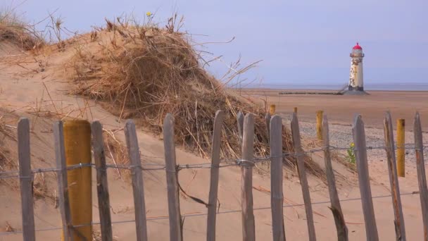 Krásný Maják Point Ayr Walesu Ošlehaným Plotem Popředí — Stock video