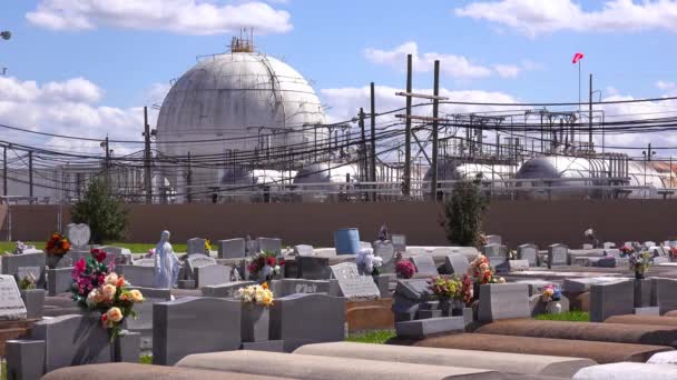 Hřbitov Nebo Hřbitov Louisianě Existuje Blízkosti Obrovské Petrochemické Továrny — Stock video