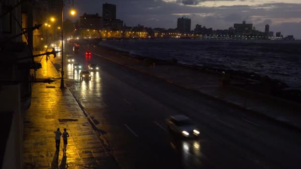 Prachtige Nachtopname Van Malecon Havana Cuba Met Passerende Auto — Stockvideo