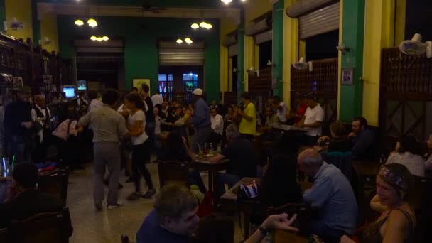 Удивительные Танцоры Выступают Баре Танцевальном Клубе Районе Гаваны Куба — стоковое видео