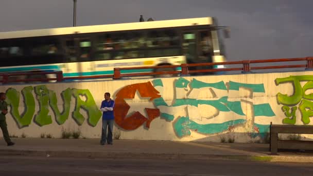 Rewolucyjna Sztuka Propagandowa Wzdłuż Drogi Hawanie Kubie — Wideo stockowe