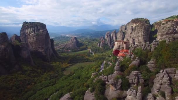 Yunanistan Meteora Kentindeki Kaya Oluşumları Manastırların Üzerindeki Güzel Anten — Stok video