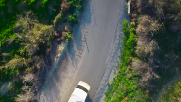 Aerial Bezpośrednio Nad Kamperem Jadącym Drogą Krajową — Wideo stockowe