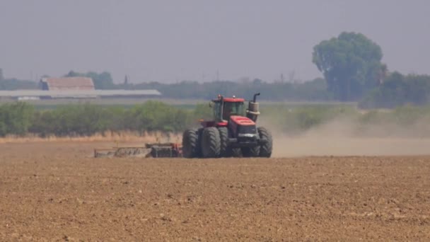 Agricultor Conduce Tractor Través Campos Áridos — Vídeo de stock