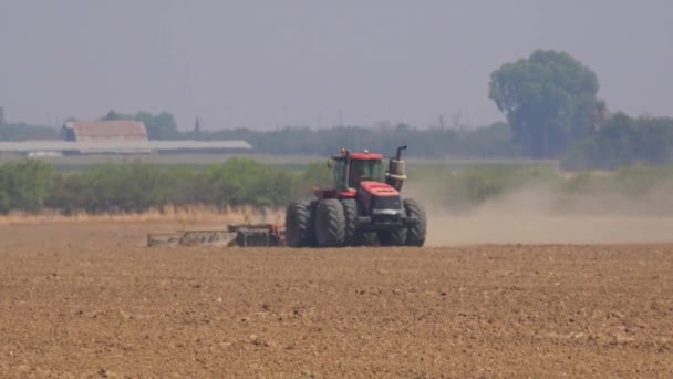 Bonde Kör Traktor Över Karga Fält — Stockvideo