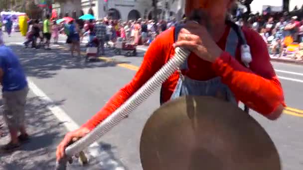 Straßenkünstler Unterhalten Die Massen Bei Der Sommersonnenwende Parade Santa Barbara — Stockvideo