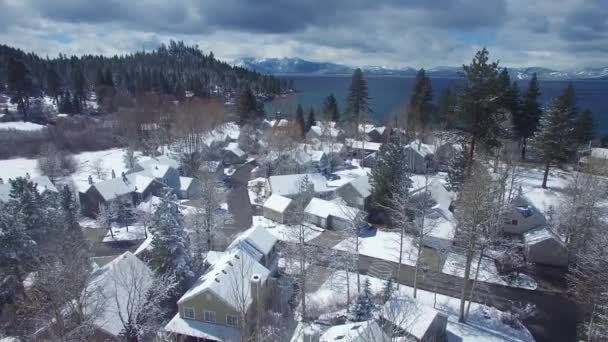 Antena Nad Osadą Pokrytą Śniegiem Górach Sierra Nevada Jeziorem Tahoe — Wideo stockowe