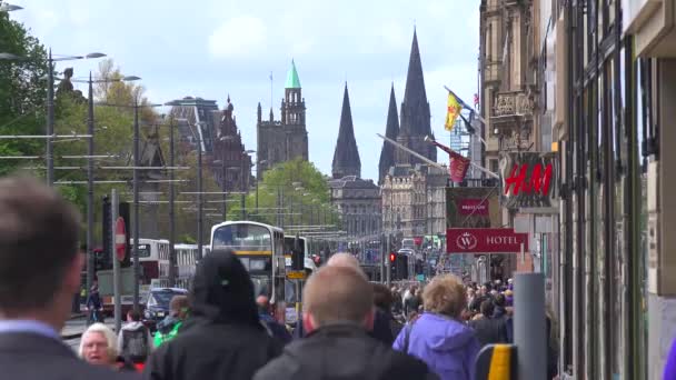 Vznikající Záběr Lidí Procházejících Ulicích Edinburghu Skotsko — Stock video