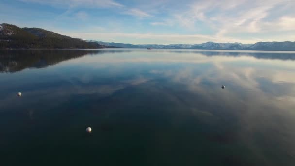 冬にはタホ湖を上空から撮影し 遠くにはパドルホイールの蒸気船があります — ストック動画