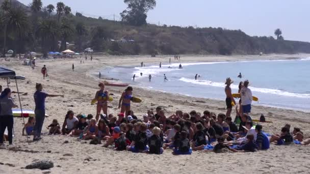 孩子们参加加利福尼亚圣巴巴拉海滩上的夏令营 — 图库视频影像