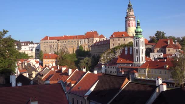 チェックのショットを確立する チェコ共和国の美しい小さなボヘミアの村クルムロフ — ストック動画