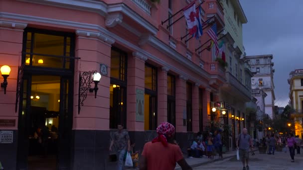 Uma Rua Movimentada Havana Cuba Noite — Vídeo de Stock