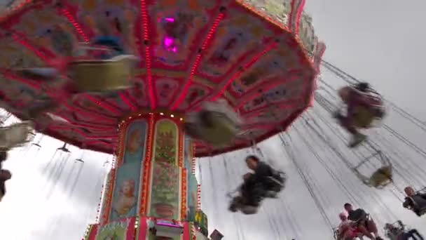 Een Ronddraaiend Verhoogd Carnaval Geeft Mensen Een Kick Een Pretpark — Stockvideo