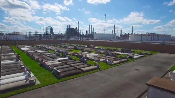 ルイジアナの墓地の上空から遠くに巨大な化学工場の精製所が見える — ストック動画
