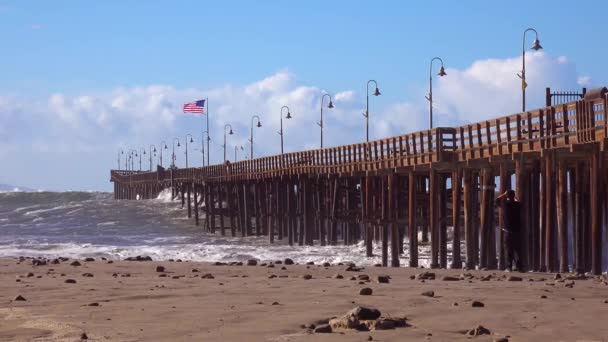 Stora Vågor Kraschar Kalifornien Strand Och Piren Mycket Stor Storm — Stockvideo
