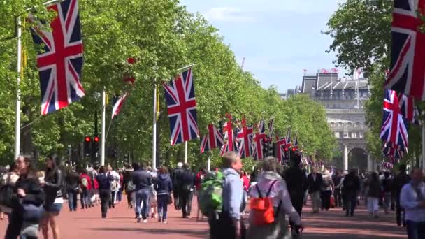 Chodci Procházka Obchoďáku Blízkosti Buckinghamského Paláce Londýn Britskými Vlajkami Vlající — Stock video