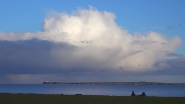 スコットランドのはるか北にある放棄された石造りの建物の後ろの雲 — ストック動画