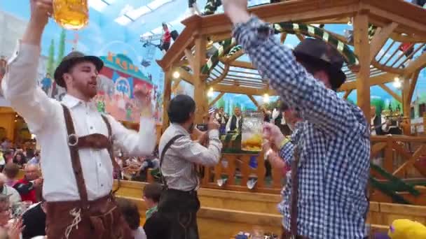 Betrunkene Trinken Singen Und Feiern Auf Der Wiesn — Stockvideo