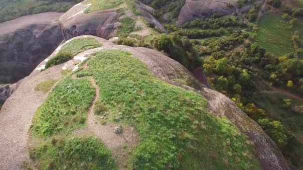 Gyönyörű Légi Mászók Csúcs Egy Meredek Sziklás Sziklafal Meteora Görögország — Stock videók