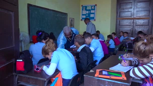 Étudiants Étudient Dans Une Salle Classe Cuba Comme Enseignant Regarde — Video