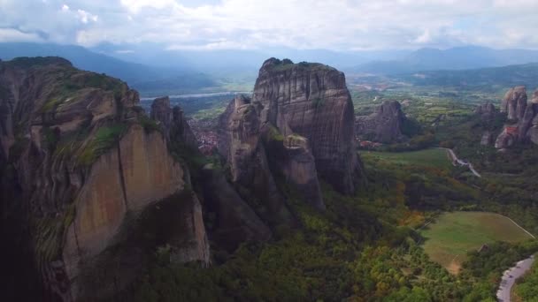 ギリシャのメテオラの美しい岩の形成の上に美しい空中 — ストック動画