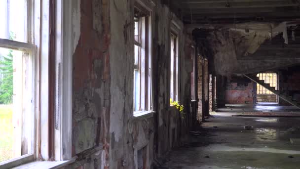 Cruzando Interior Abandonado Escabroso Antigua Escuela Abordaje Mansión Campo — Vídeo de stock