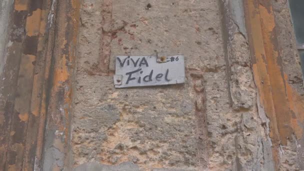 Old Decaying Windows Building Havana Cuba Sign Saying Viva Fidel — Stock Video