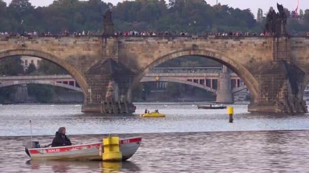 Seorang Pria Duduk Perahu Dayung Sungai Vltava Praha Republik Ceko — Stok Video