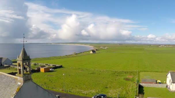 Luftaufnahme Über Einer Hübschen Kirche Der Verlassenen Küste Nordschottlands — Stockvideo