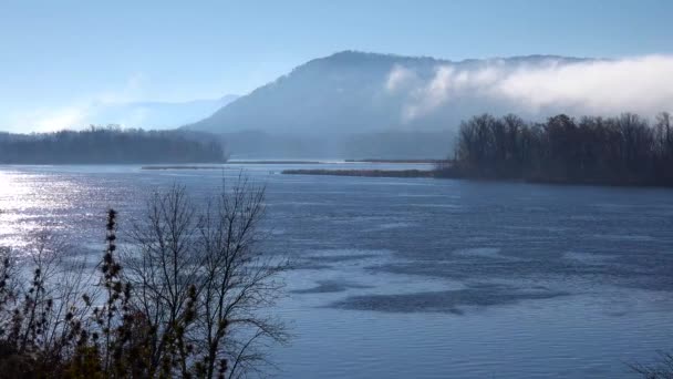 雾沿着威斯康星州爱荷华州边境密西西比河的悬崖升起 — 图库视频影像