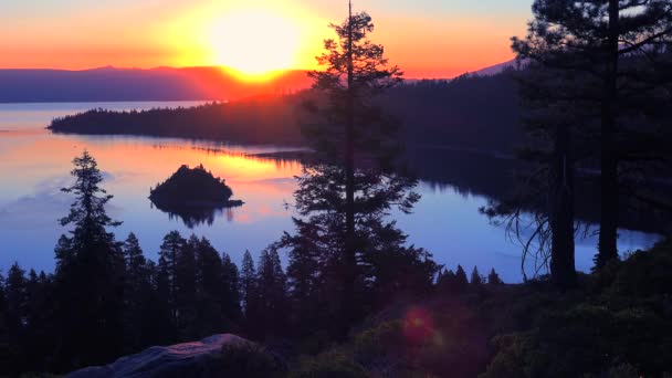 Piękny Wschód Słońca Ustanawiający Strzał Emerald Bay Nad Jeziorem Tahoe — Wideo stockowe