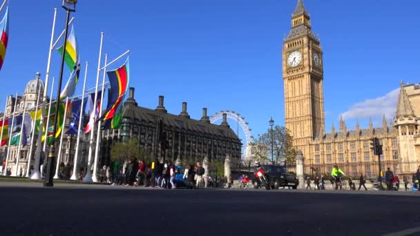 London Taxi Passerar Big Ben Och Westminster Abbey England — Stockvideo