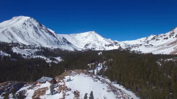 Antenn Över Avlägsen Övergiven Stuga Bergstopp Sierra Nevada Bergen Vintern — Stockvideo