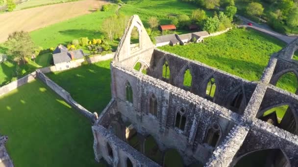 Incrível Reverso Revela Vista Aérea Sobre Abadia Tintern Abandonada Gales — Vídeo de Stock
