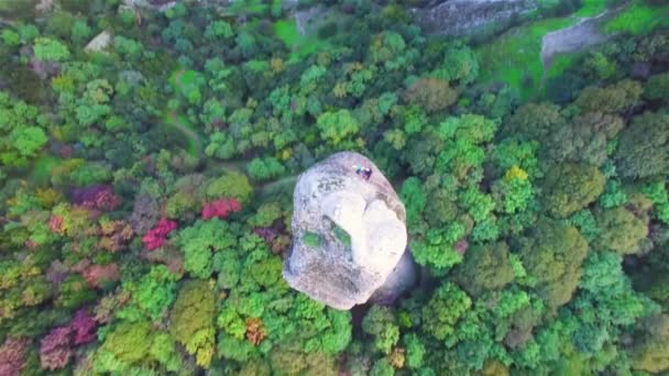 希腊Meteora的登山者爬上了一个陡峭的尖顶 — 图库视频影像