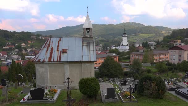 Timelapse Skott Moln Som Rör Sig Över Klassisk Östeuropeisk Slovakien — Stockvideo