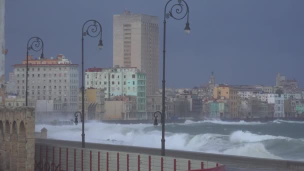 在一场巨大的冬季风暴中 古巴哈瓦那Malecon海滨长廊遭到殴打 — 图库视频影像