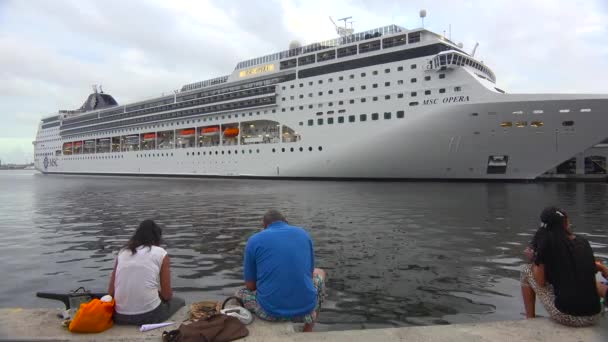 Stora Kryssningsfartyg Docka Havanna Hamn Kuba Som Kubanska Åskådare Samlas — Stockvideo