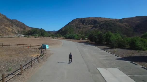 Nagranie Lotu Ptaka Człowieku Jadącym Elektrycznym Monocyklu Wzdłuż Drogi Kalifornii — Wideo stockowe