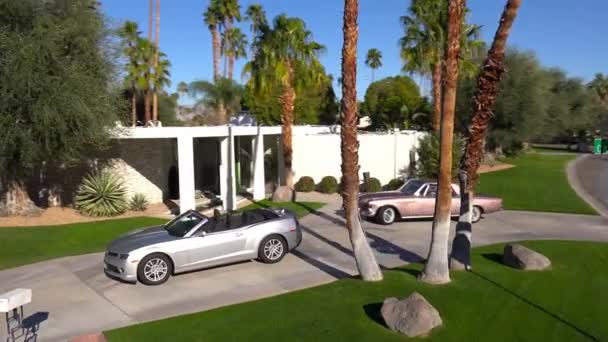 Путешествуя Красивому Особняку Палм Спрингс Калифорния Роскошными Машинами Припаркованными Снаружи — стоковое видео