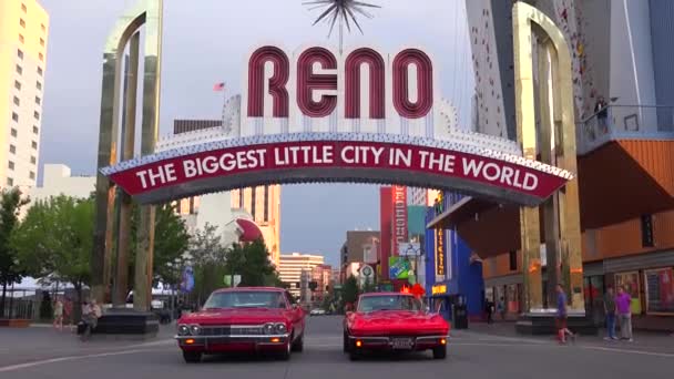 Coches Clásicos Conducen Bajo Arco Reno — Vídeo de stock