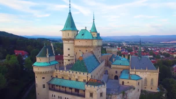 Una Hermosa Vista Aérea Del Romántico Castillo Bojnice Eslovaquia Atardecer — Vídeo de stock