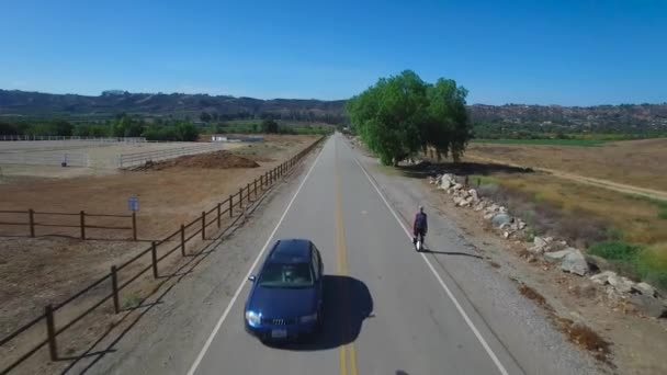 Filmagem Aérea Seguindo Homem Montando Monociclo Elétrico Uma Estrada Califórnia — Vídeo de Stock